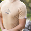 Detail na pánske merino tričko s krátkym rukávom. Hnedej farby. Detail loga značky kallys na prsiach.
