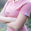 Detail na logo kallys na dámskom ružovom tričku Supreme silk, ktoré je z merina a tencelu.