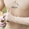Detail na pánskom merine tričku Supreme. Na prsiach nápis s logom kallys, na palci detail výrezu pre prst.